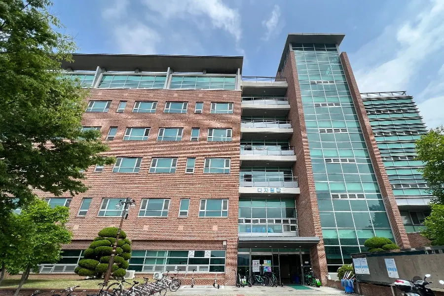 캠퍼스 사무동 외관, 벽돌 파사드와 대형 창호